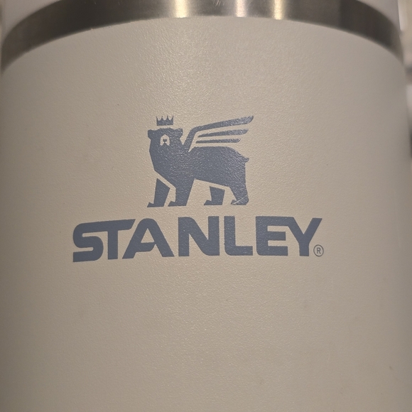 Stanley Quencher H2.0 30oz Tumbler w/ Handle & Straw | Light Gray/White | Insula - Picture 2 of 7